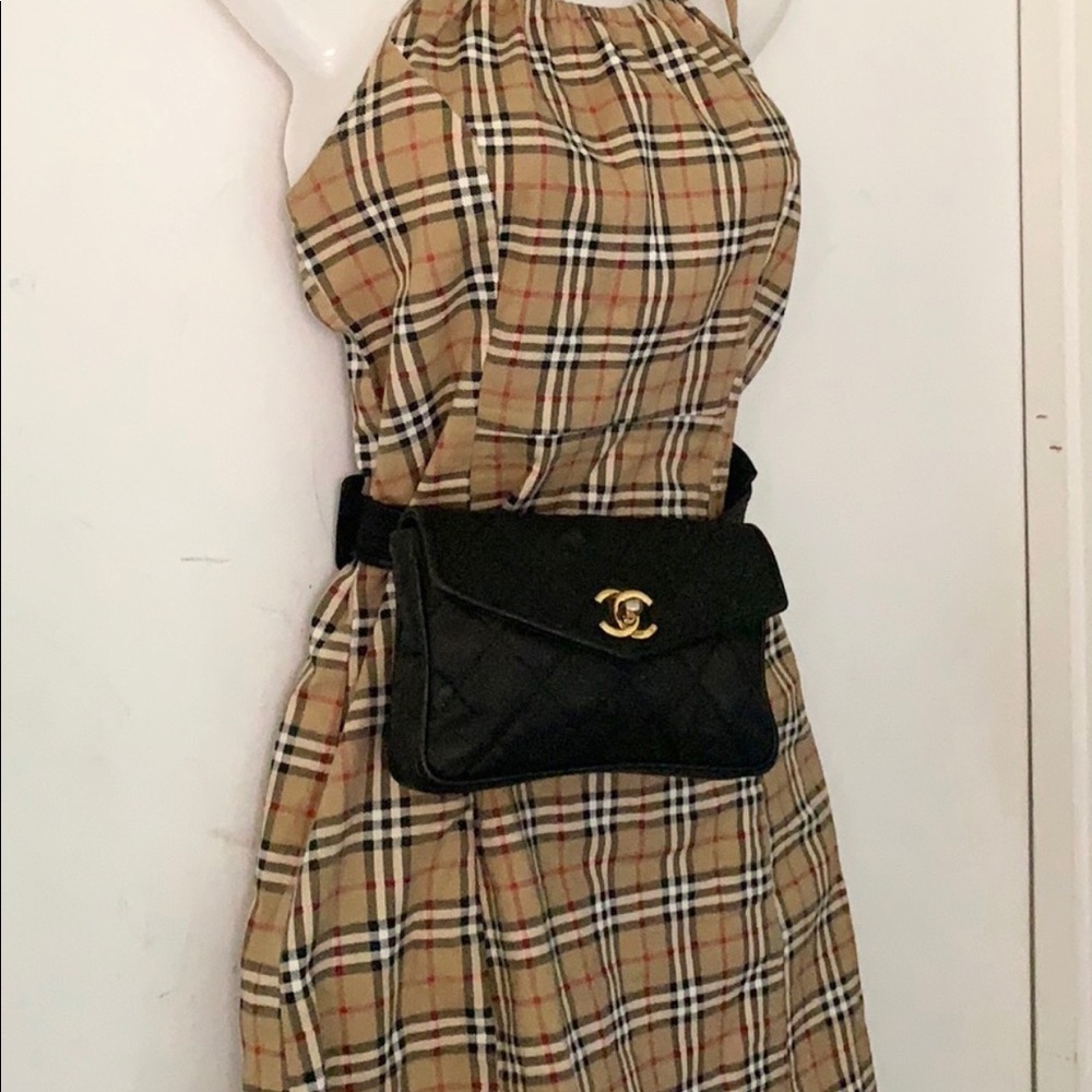 CHANEL Black Crossbody Bag with Gold Accents - Picture 2 of 16